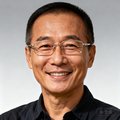 用户头像，一位中年足球分析师，戴眼镜微笑